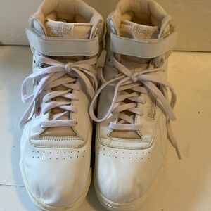 Vintage classic Reebok men’s high top sneakers. Never worn.